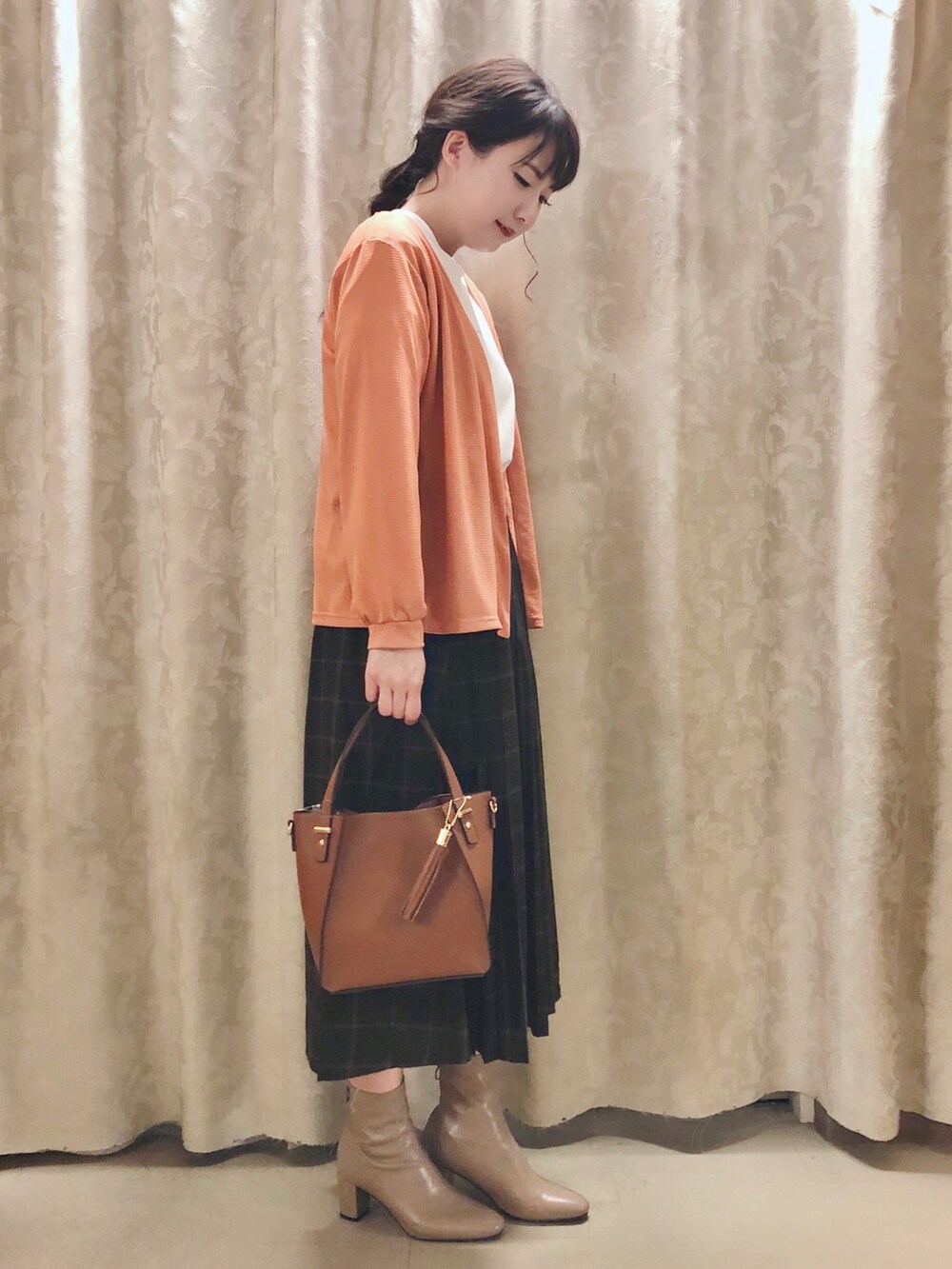 ブラウン系のスカート、ホワイト系のTシャツ/カットソー、イエロー系のショルダーバッグを着用したレディースの秋コーディネートの2枚目の写真