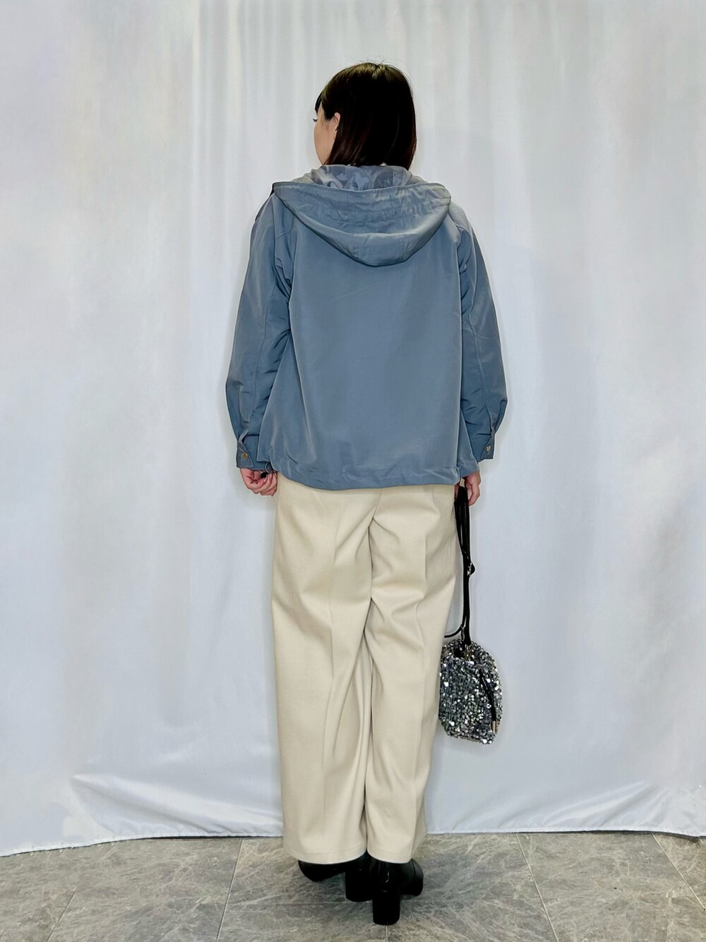 シルバー系のショルダーバッグ、ベージュ系のその他パンツ、ブラック系のブーツを着用したレディースの秋コーディネートの3枚目の写真