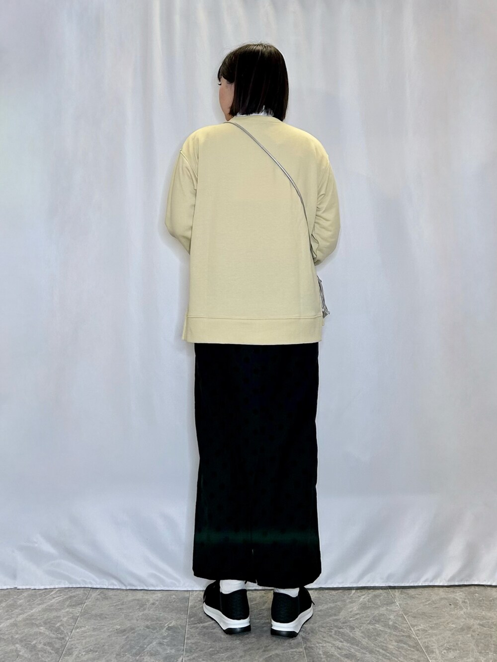 シルバー系のショルダーバッグ、ホワイト系のTシャツ/カットソー、イエロー系のTシャツ/カットソーを着用したレディースの春コーディネートの3枚目の写真