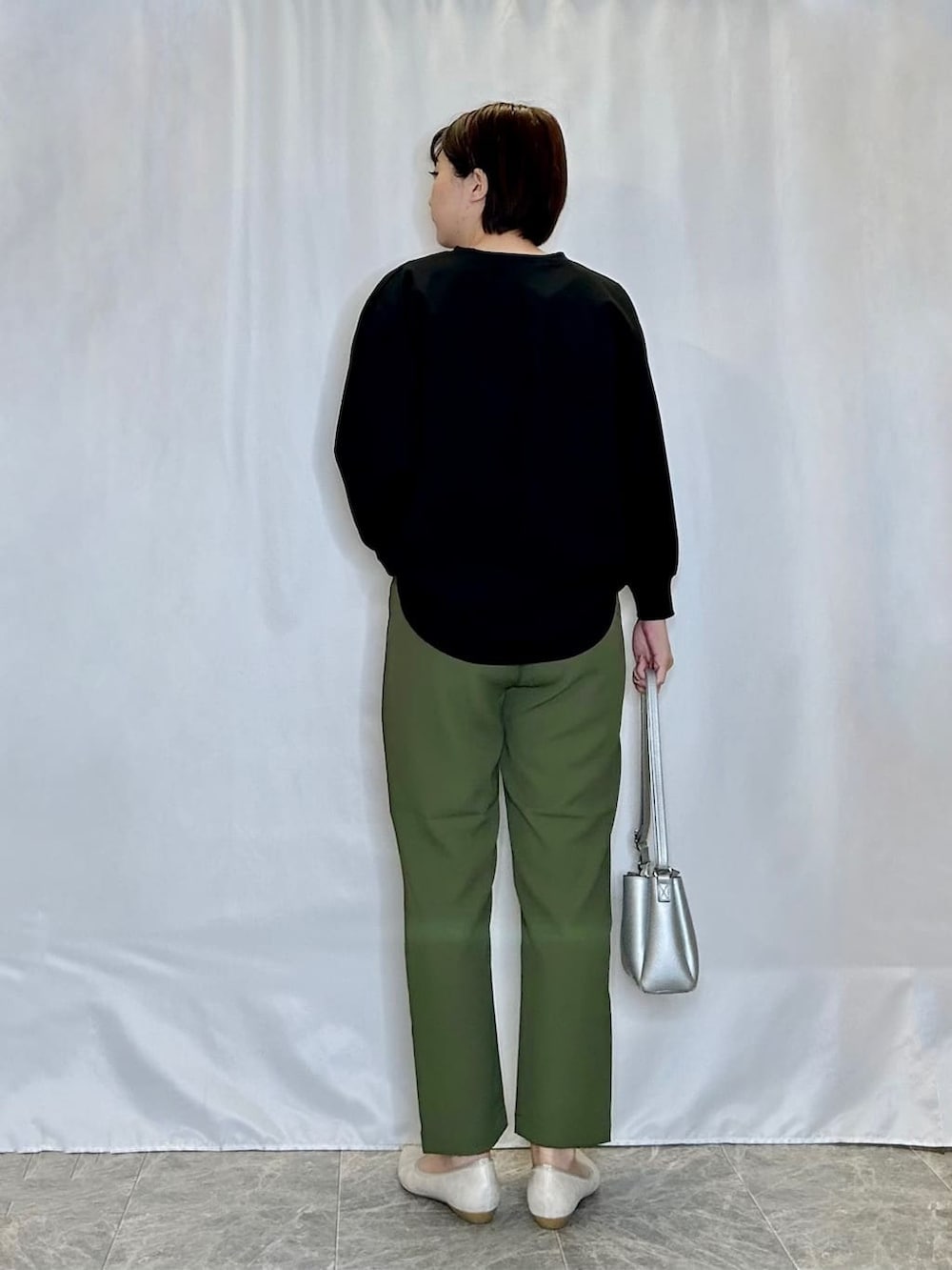 ブラック系のシャツ/ブラウス、グリーン系のその他パンツ、ゴールド系のその他シューズを着用したレディースの春コーディネートの3枚目の写真