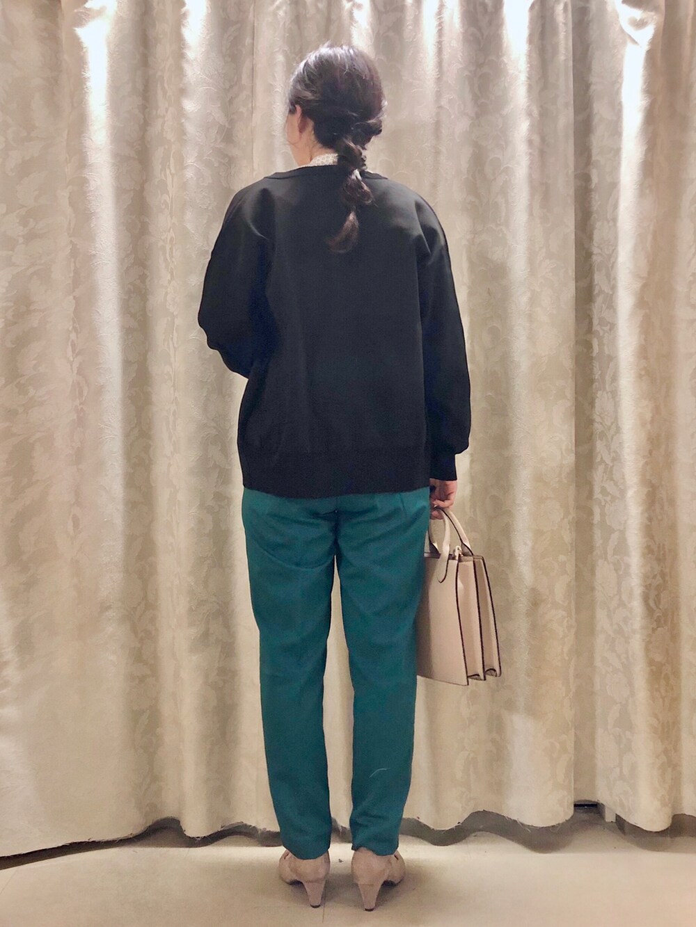 ホワイト系のシャツ/ブラウス、グレー系のショルダーバッグ、ベージュ系のパンプスを着用したレディースの秋コーディネートの3枚目の写真