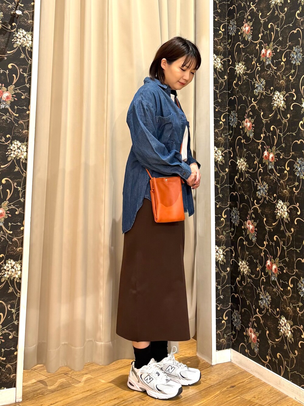 ブルー系のシャツ/ブラウス、ホワイト系のTシャツ/カットソー、ブラウン系のスカートを着用したレディースの秋コーディネートの2枚目の写真