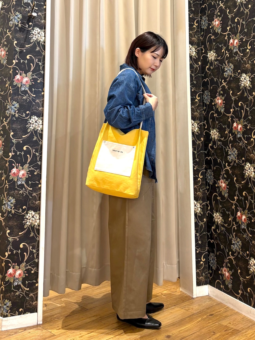 ブルー系のシャツ/ブラウス、ブラック系のTシャツ/カットソー、ベージュ系のその他パンツを着用したレディースの秋コーディネートの2枚目の写真