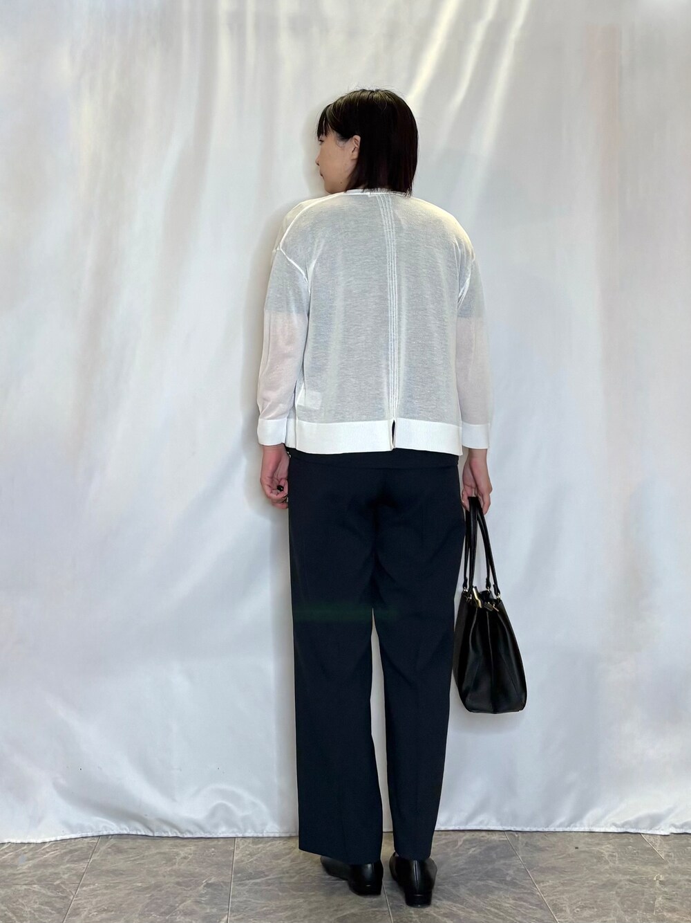 ホワイト系のカーディガン/ボレロ、ブルー系のシャツ/ブラウス、ブルー系のその他パンツを着用したレディースの春コーディネートの3枚目の写真
