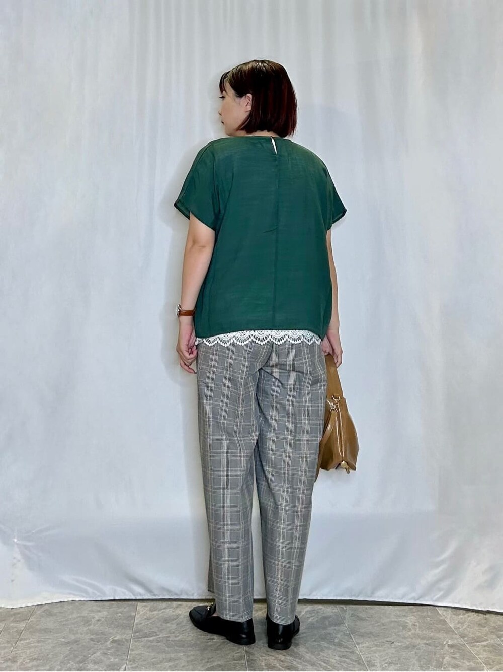 グリーン系のTシャツ/カットソー、グレー系のその他パンツ、ブラック系のその他シューズを着用したレディースの秋コーディネートの3枚目の写真