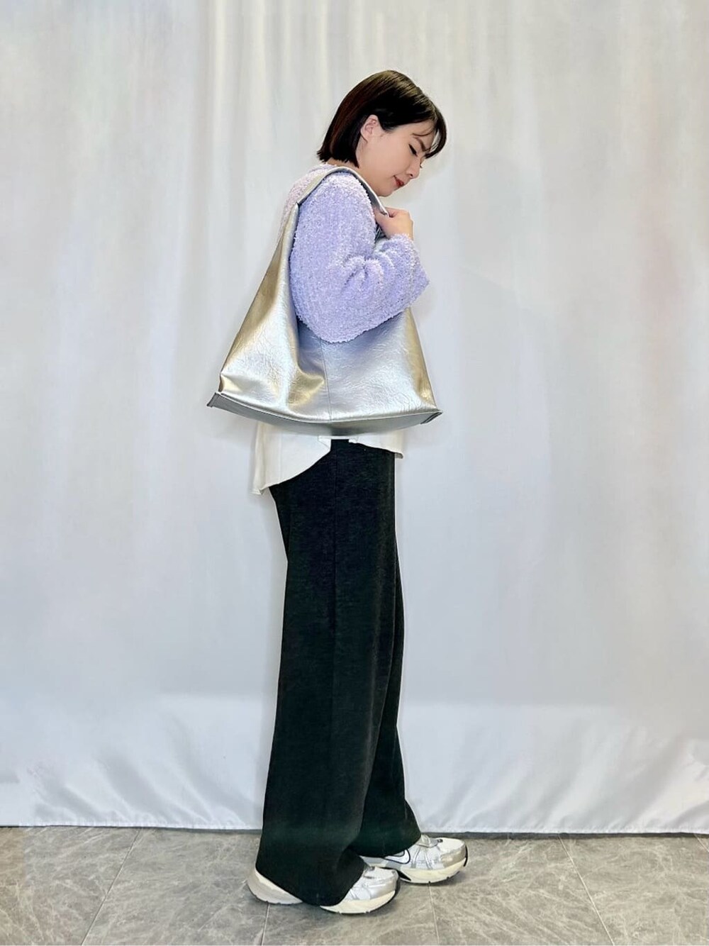 パープル系のニット/セーター、ホワイト系のTシャツ/カットソー、ブラック系のその他パンツを着用したレディースの冬コーディネートの2枚目の写真