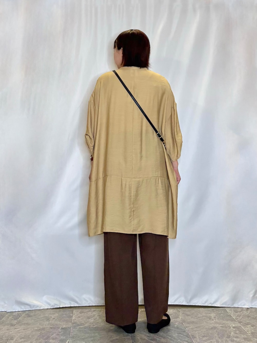イエロー系のワンピース、ホワイト系のタンクトップ、ブラウン系のその他パンツを着用したレディースの夏コーディネートの5枚目の写真