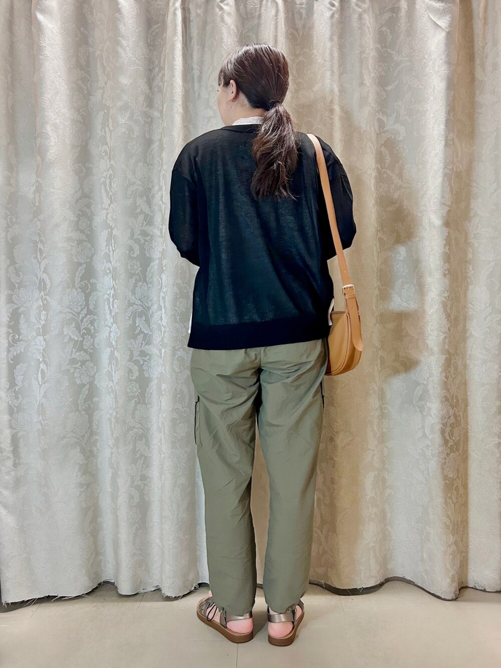 ホワイト系のシャツ/ブラウス、ブラック系のカーディガン/ボレロ、その他のサンダルを着用したレディースの夏コーディネートの3枚目の写真