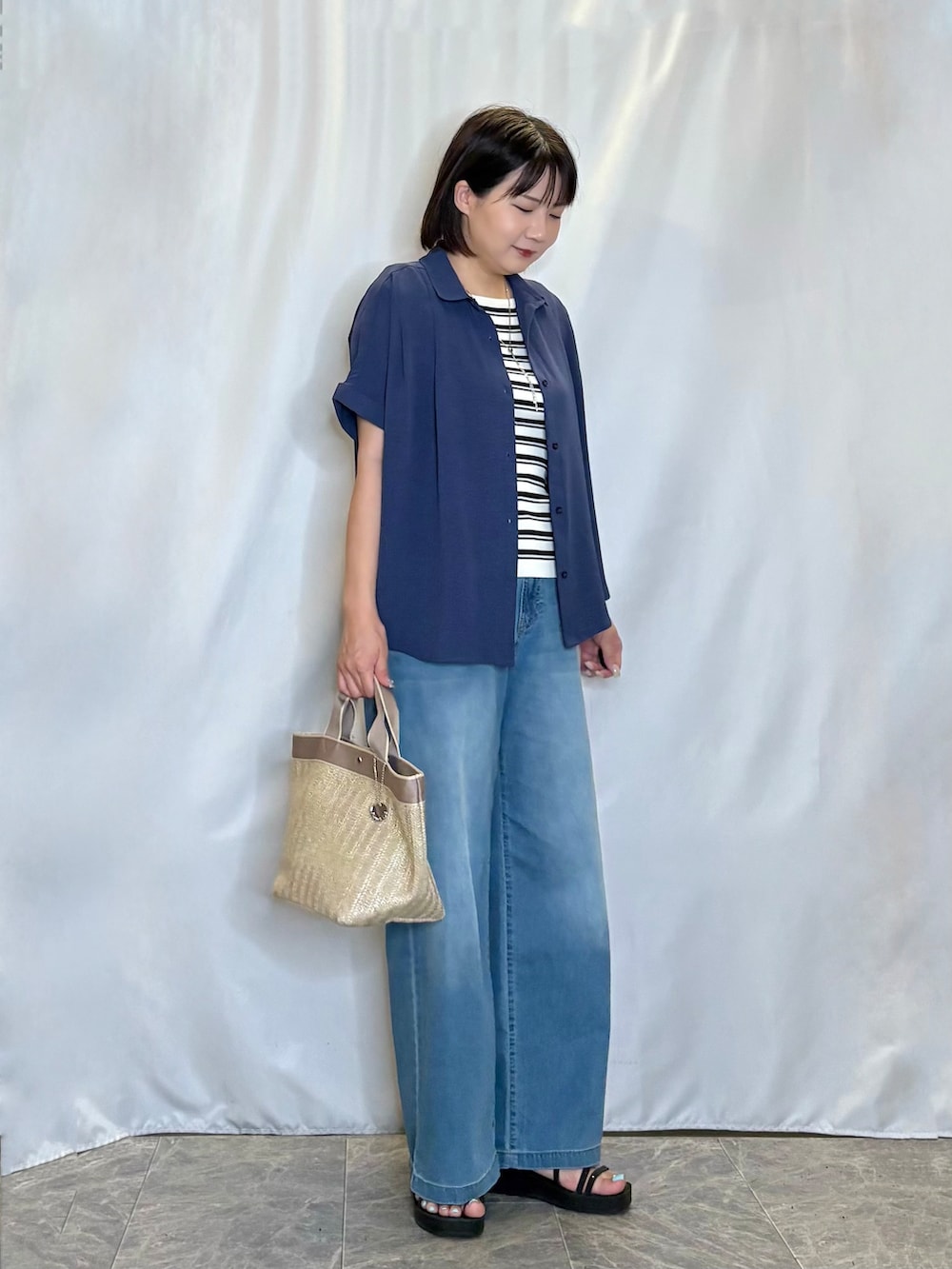 ブルー系のシャツ/ブラウス、ベージュ系のニット/セーター、ブルー系のその他パンツを着用したレディースの夏コーディネートの3枚目の写真