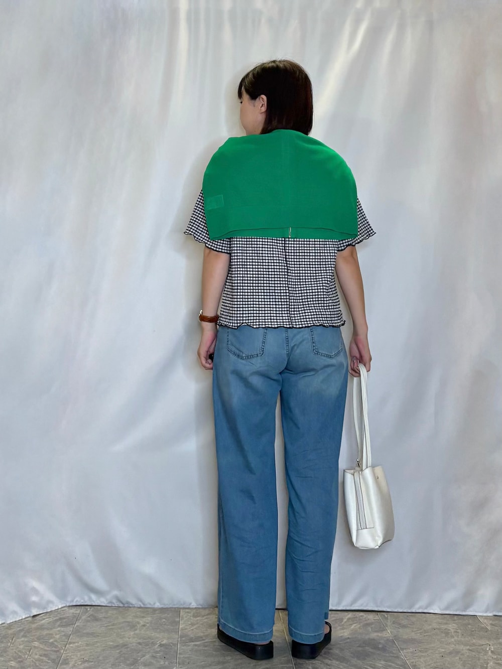 グリーン系のカーディガン/ボレロ、ブルー系のその他パンツ、ブラック系のサンダルを着用したレディースの夏コーディネートの4枚目の写真