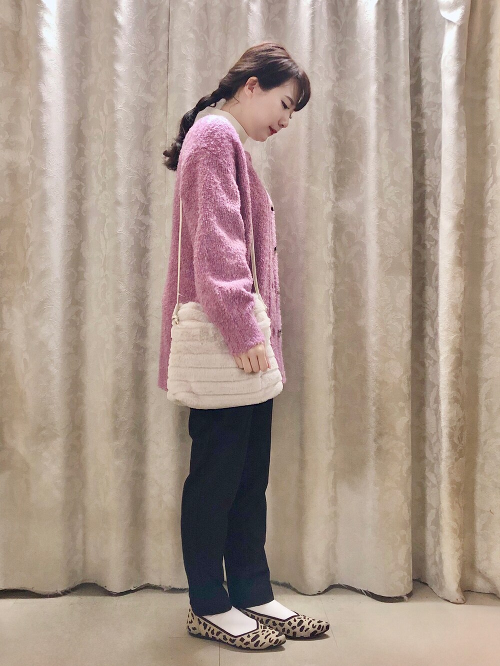 ブラック系のその他パンツ、ブラウン系のパンプス、ベージュ系のショルダーバッグを着用したレディースの秋コーディネートの2枚目の写真