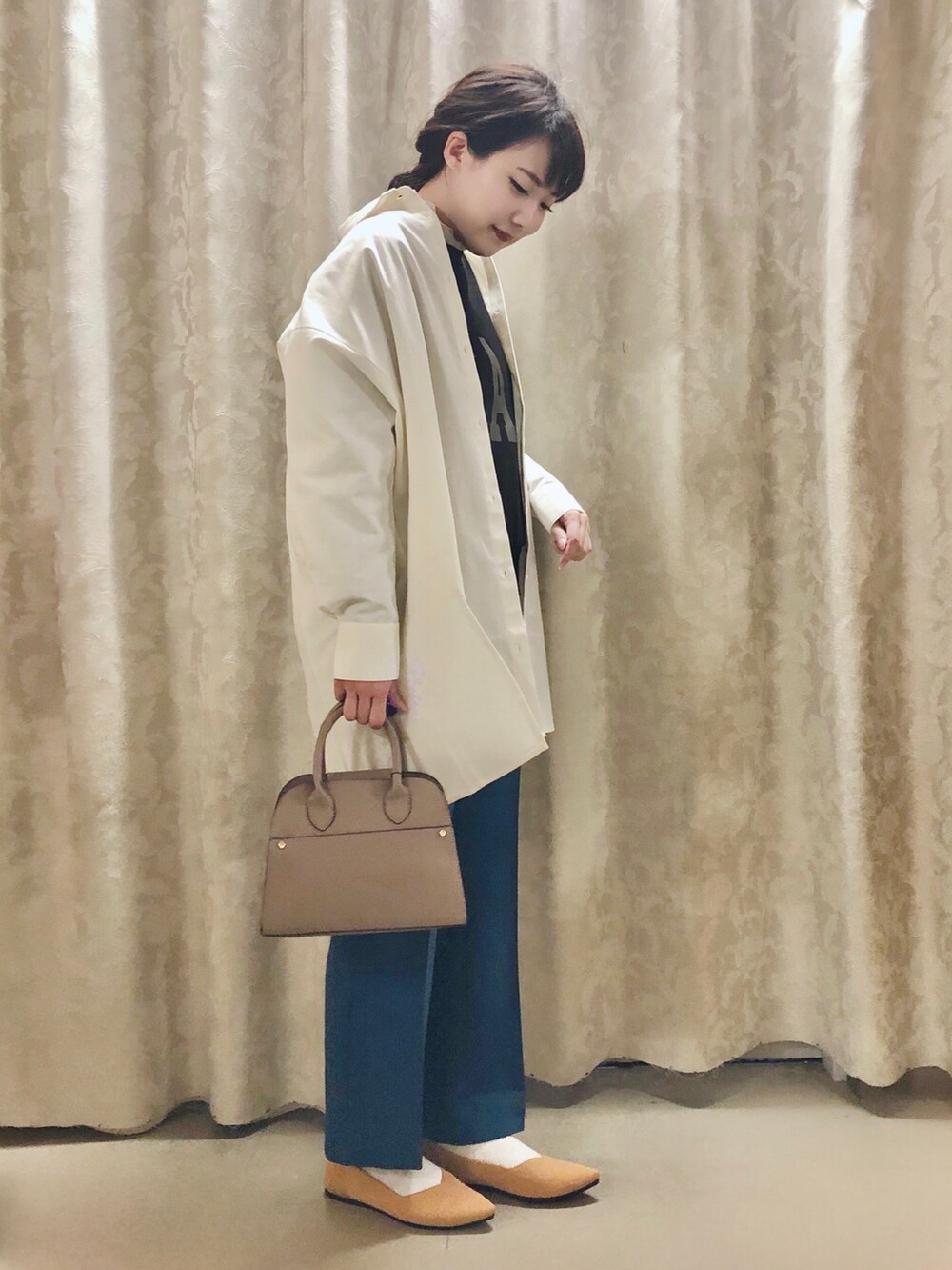 ブラック系のスウェット、ブルー系のその他パンツ、イエロー系のパンプスを着用したレディースの秋コーディネートの2枚目の写真