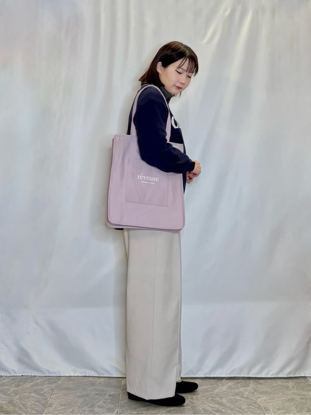 ブルー系のニット/セーター、ブラック系のシャツ/ブラウス、ベージュ系のその他パンツを着用したレディースの冬コーディネートの2枚目の写真