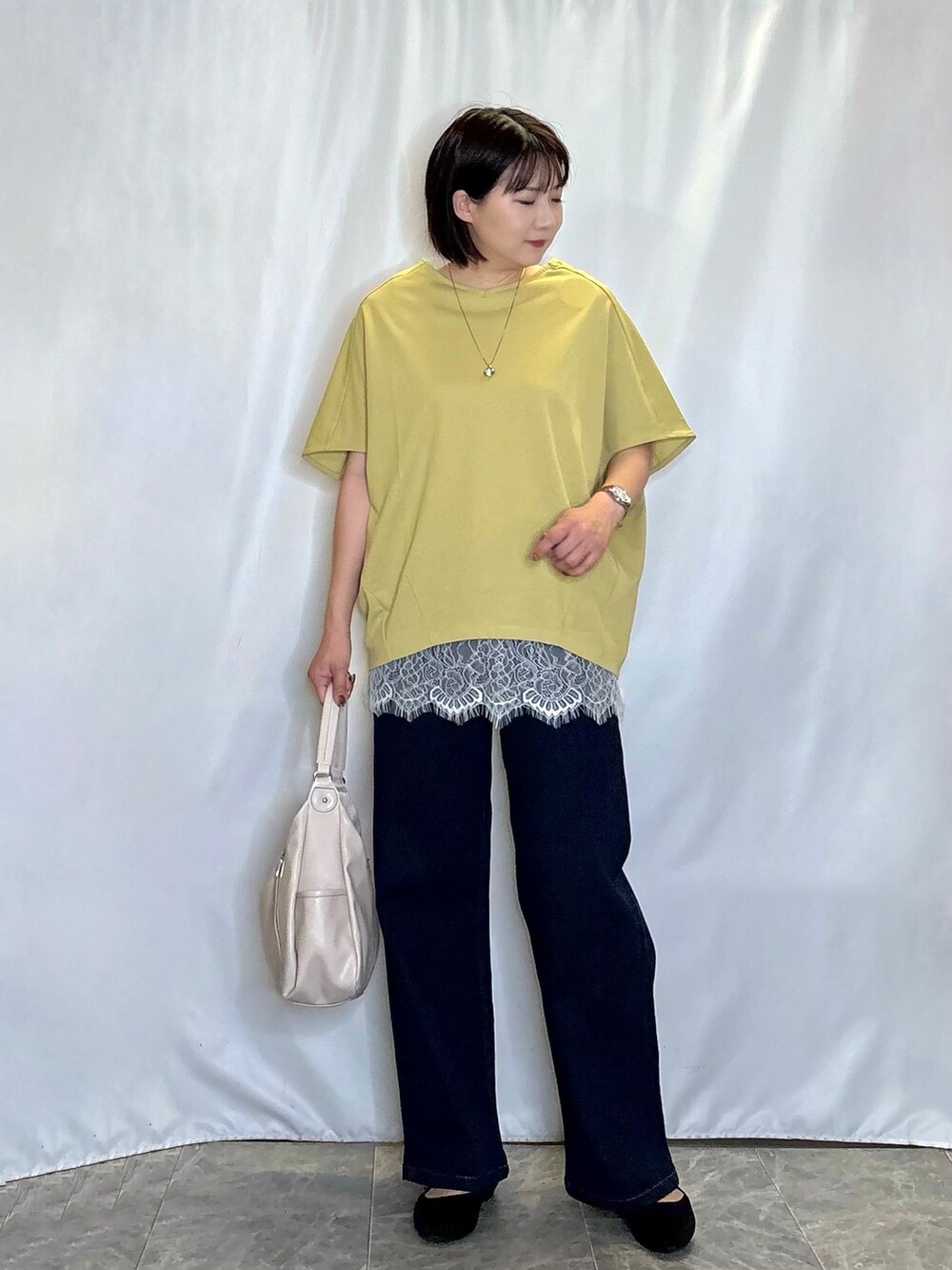 イエロー系のTシャツ/カットソー、ホワイト系のタンクトップ、ブルー系のデニムパンツを着用したレディースの夏コーディネートの2枚目の写真