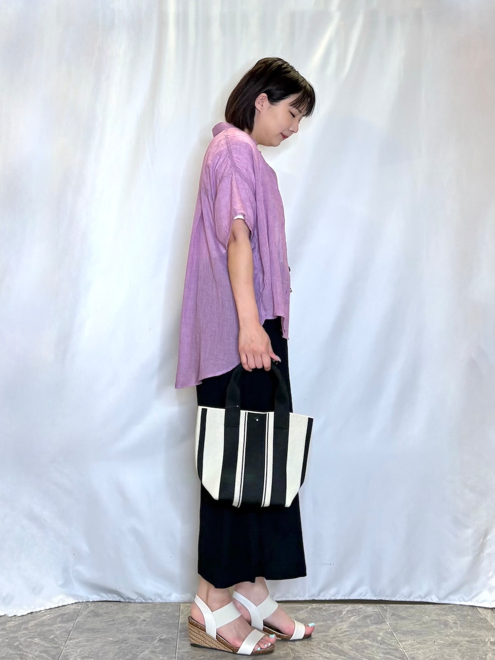 ピンク系のシャツ/ブラウス、ホワイト系のTシャツ/カットソー、ブラック系のスカートを着用したレディースの夏コーディネートの3枚目の写真