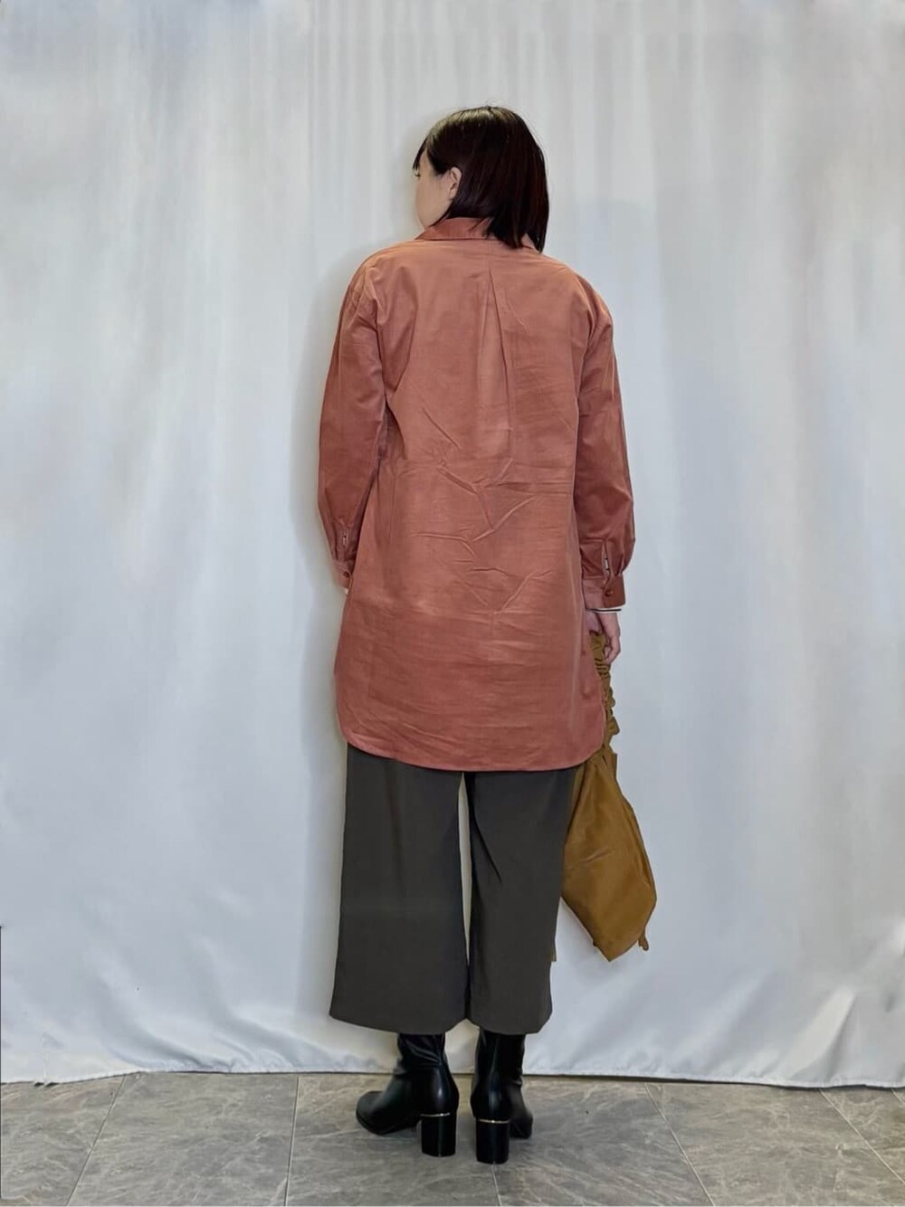 ピンク系のチュニック、ブラック系のTシャツ/カットソー、ブラウン系のその他パンツを着用したレディースの秋コーディネートの3枚目の写真