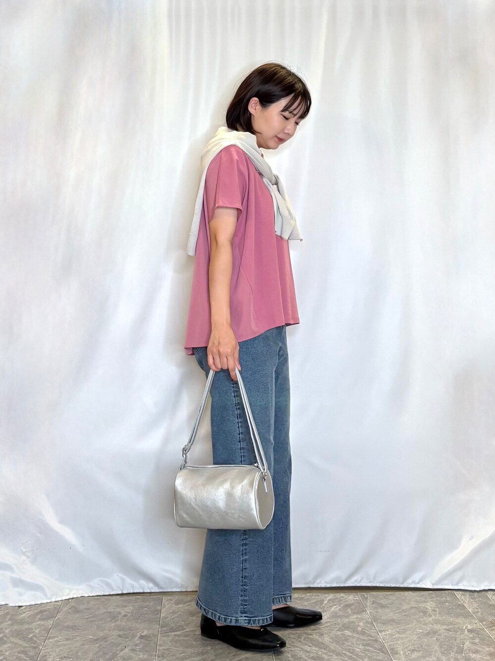 グレー系のカーディガン/ボレロ、ピンク系のTシャツ/カットソー、ブルー系のデニムパンツを着用したレディースの夏コーディネートの2枚目の写真