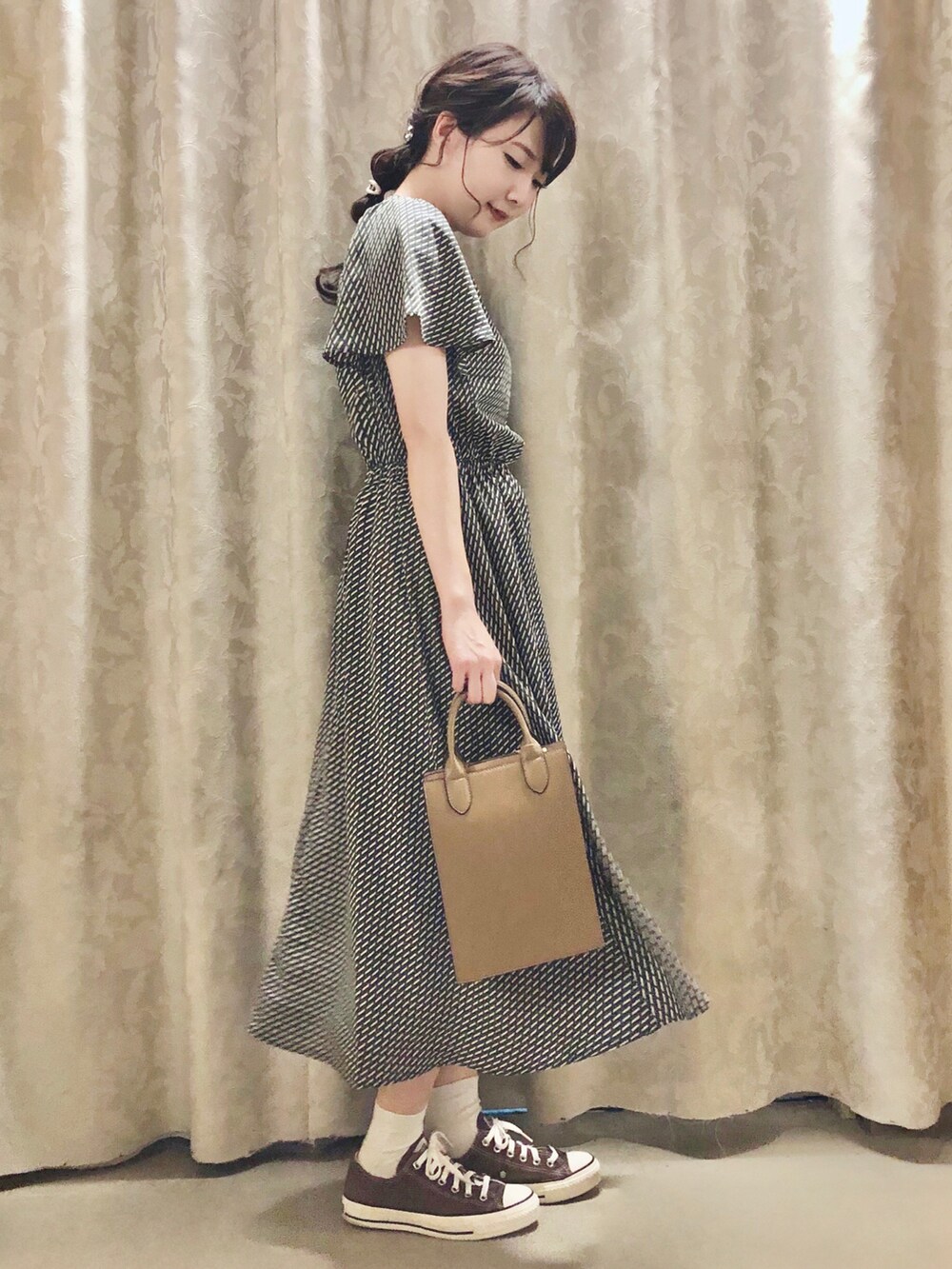 グリーン系のワンピース、ベージュ系のショルダーバッグを着用したレディースの夏コーディネートの2枚目の写真