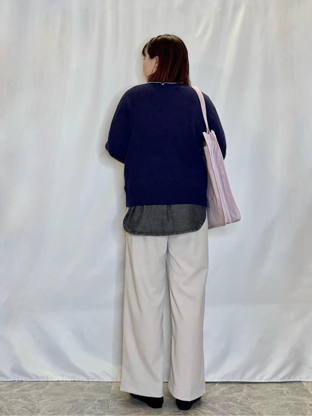 ブルー系のニット/セーター、ブラック系のシャツ/ブラウス、ベージュ系のその他パンツを着用したレディースの冬コーディネートの3枚目の写真