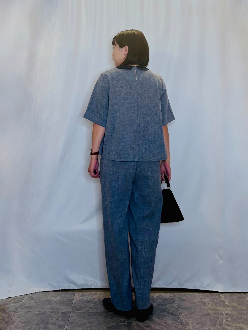 ブルー系のシャツ/ブラウス、ブルー系のその他パンツ、ブラック系のショルダーバッグを着用したレディースの秋コーディネートの3枚目の写真