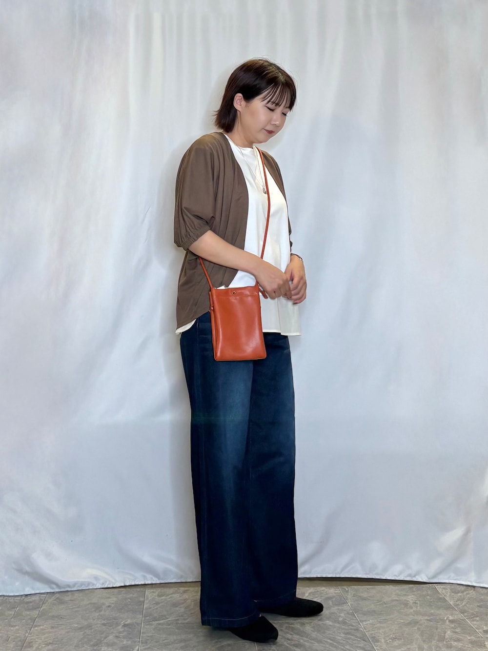 ブラウン系のカーディガン/ボレロ、ホワイト系のTシャツ/カットソー、ブルー系のその他パンツを着用したレディースの夏コーディネートの3枚目の写真