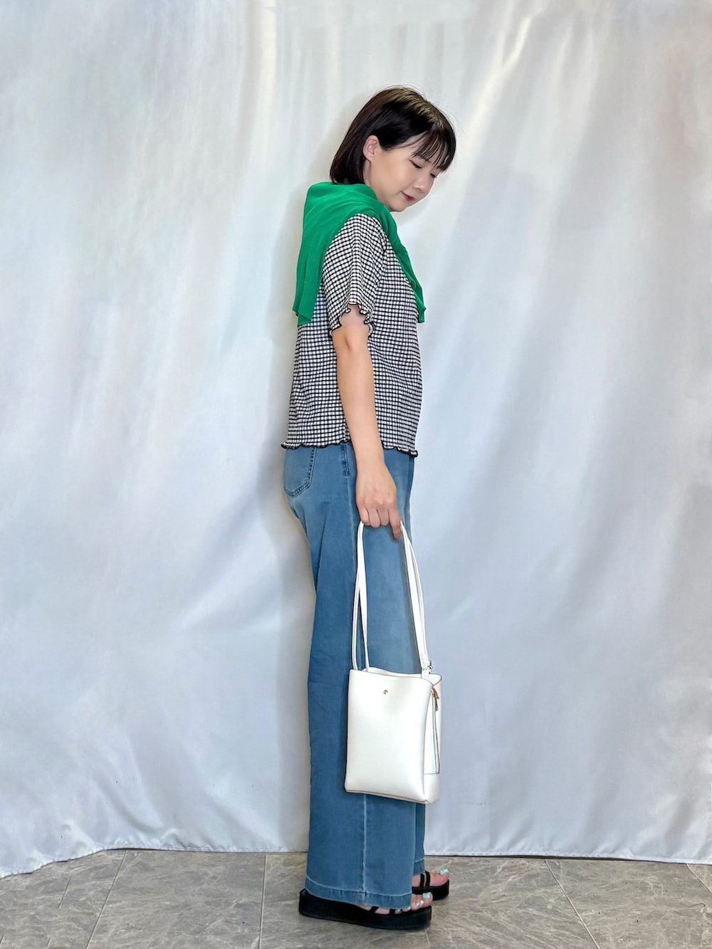 グリーン系のカーディガン/ボレロ、ブルー系のその他パンツ、ブラック系のサンダルを着用したレディースの夏コーディネートの2枚目の写真