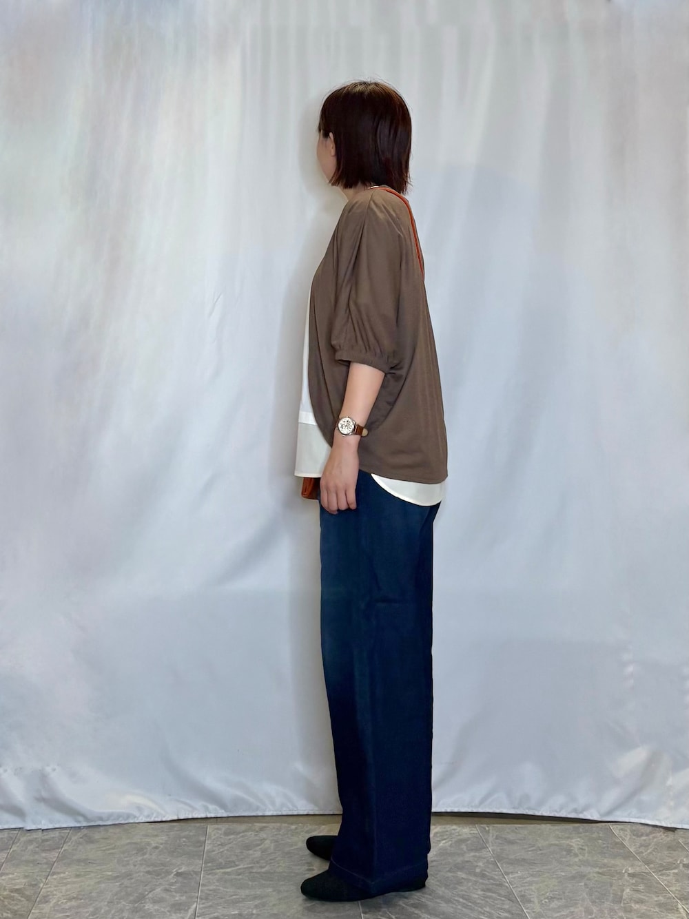 ブラウン系のカーディガン/ボレロ、ホワイト系のTシャツ/カットソー、ブルー系のその他パンツを着用したレディースの夏コーディネートの4枚目の写真
