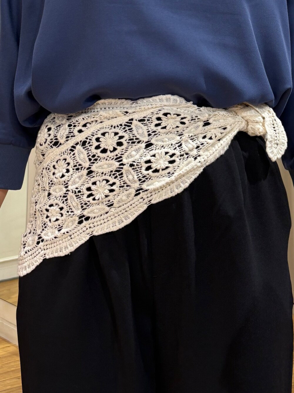 ブルー系のシャツ/ブラウス、ブラック系のその他パンツ、ブラウン系のショルダーバッグを着用したレディースの秋コーディネートの4枚目の写真