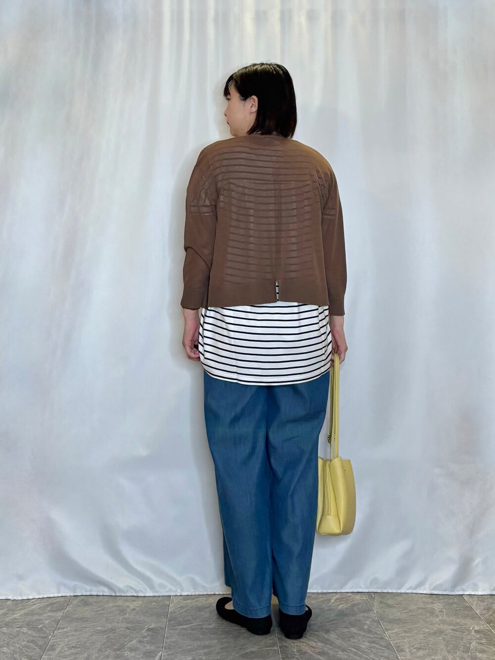ブラウン系のカーディガン/ボレロ、ホワイト系のTシャツ/カットソー、ブルー系のその他パンツを着用したレディースの春コーディネートの3枚目の写真