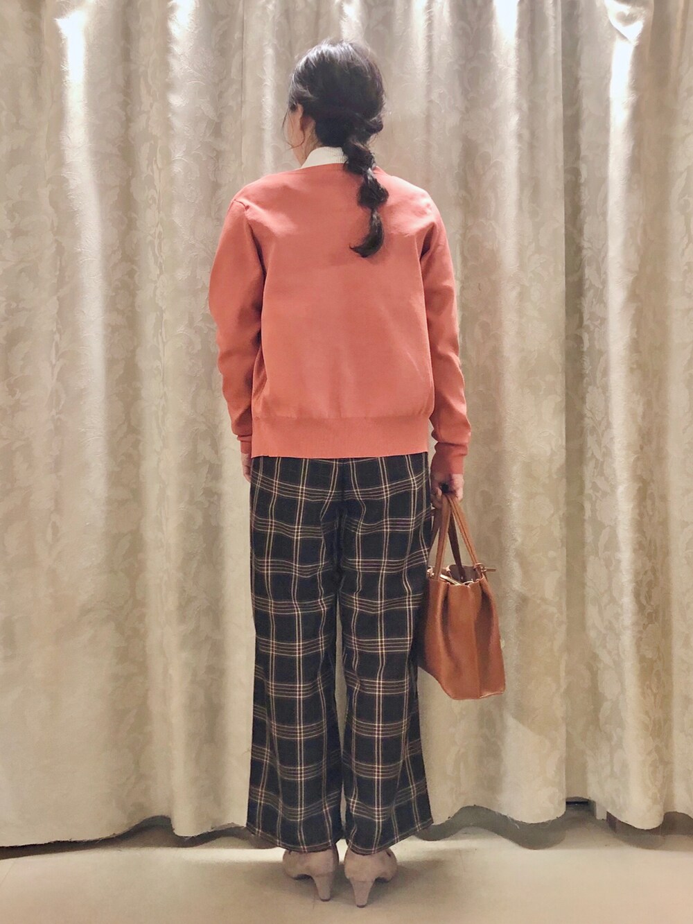 ブラック系のその他パンツ、ホワイト系のTシャツ/カットソー、イエロー系のトートバッグを着用したレディースの秋コーディネートの3枚目の写真