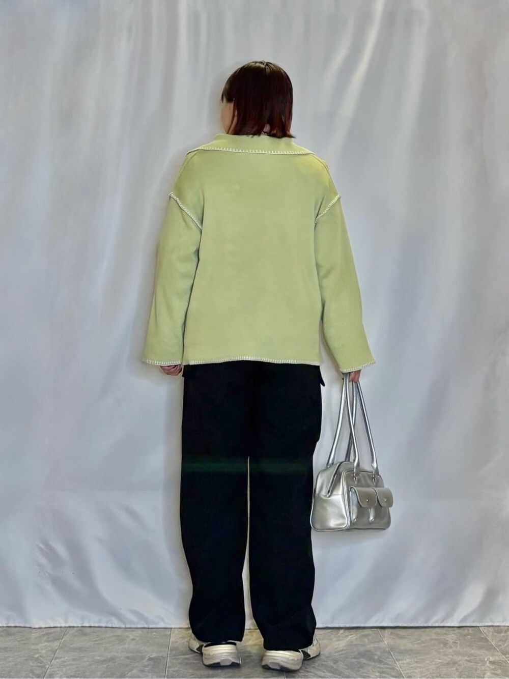 グリーン系のカーディガン/ボレロ、グレー系のスウェット、ブラック系のその他パンツを着用したレディースの冬コーディネートの3枚目の写真