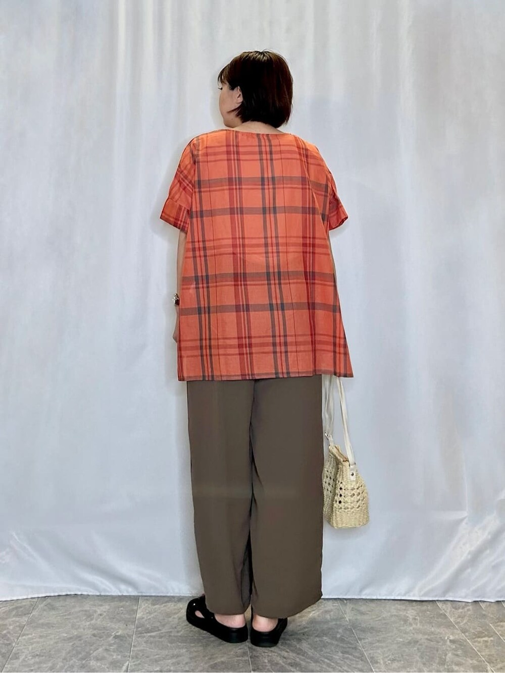 オレンジ系のシャツ/ブラウス、ブラウン系のその他パンツ、ブラック系のサンダルを着用したレディースの夏コーディネートの3枚目の写真