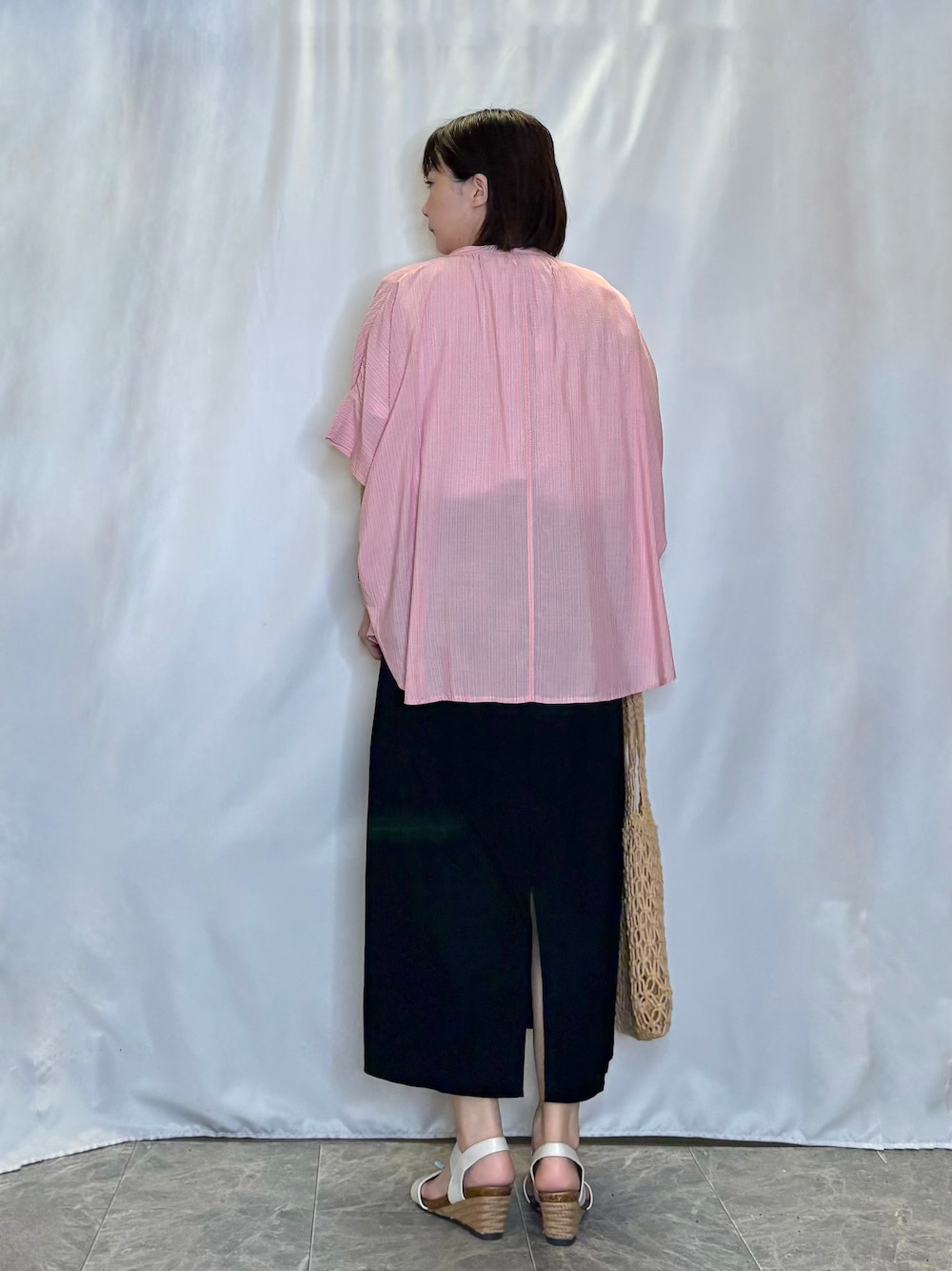ピンク系のシャツ/ブラウス、ホワイト系のTシャツ/カットソー、ブラック系のスカートを着用したレディースの夏コーディネートの5枚目の写真