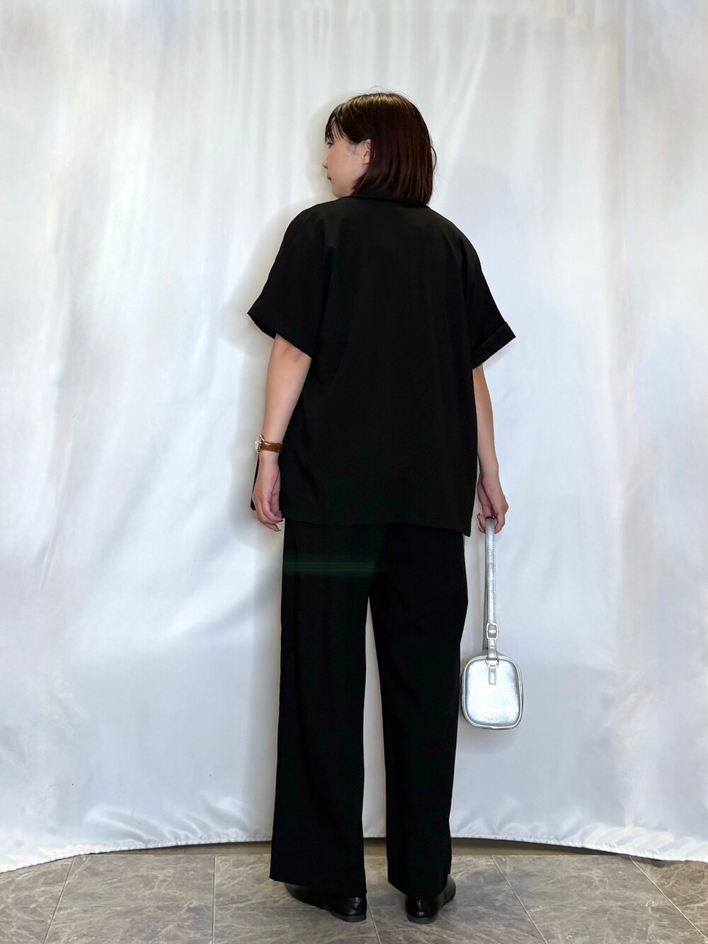 ブラック系のテーラードジャケット、ホワイト系のTシャツ/カットソー、ブラック系のその他パンツを着用したレディースの夏コーディネートの3枚目の写真