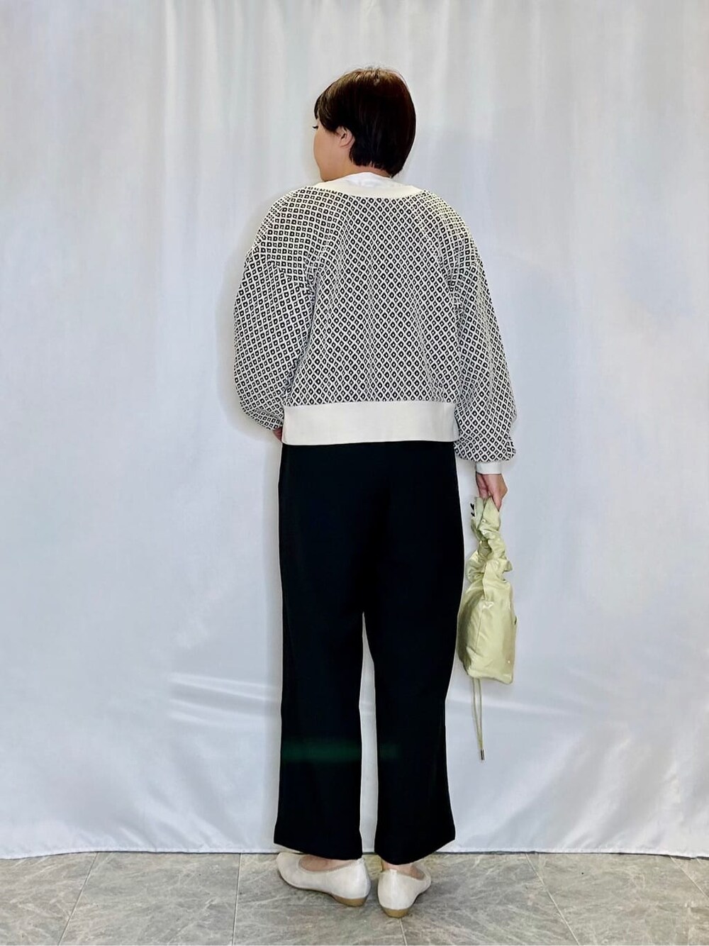 ブラック系のカーディガン/ボレロ、ホワイト系のTシャツ/カットソー、ブラック系のその他パンツを着用したレディースの春コーディネートの3枚目の写真