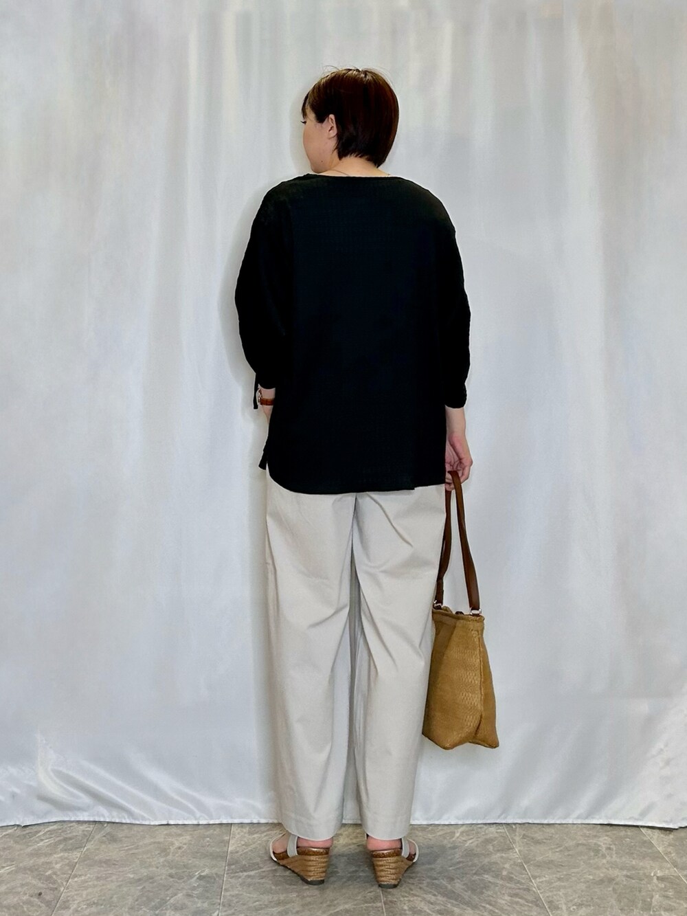 ブラック系のシャツ/ブラウス、ベージュ系のその他パンツ、シルバー系のサンダルを着用したレディースの春コーディネートの3枚目の写真