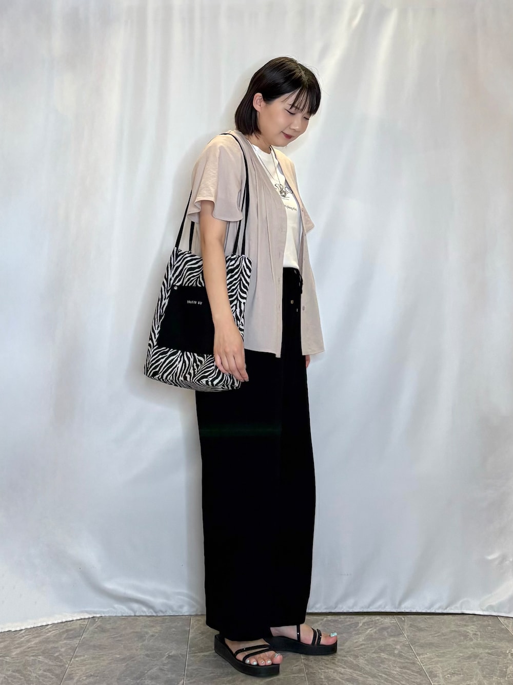 ベージュ系のシャツ/ブラウス、ホワイト系のTシャツ/カットソー、ブラック系のその他パンツを着用したレディースの夏コーディネートの3枚目の写真