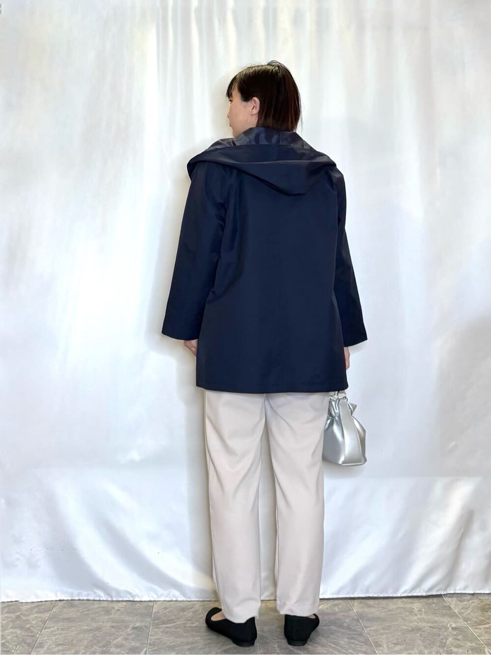ブルー系のその他アウター、ブルー系のニット/セーター、ベージュ系のその他パンツを着用したレディースの春コーディネートの3枚目の写真