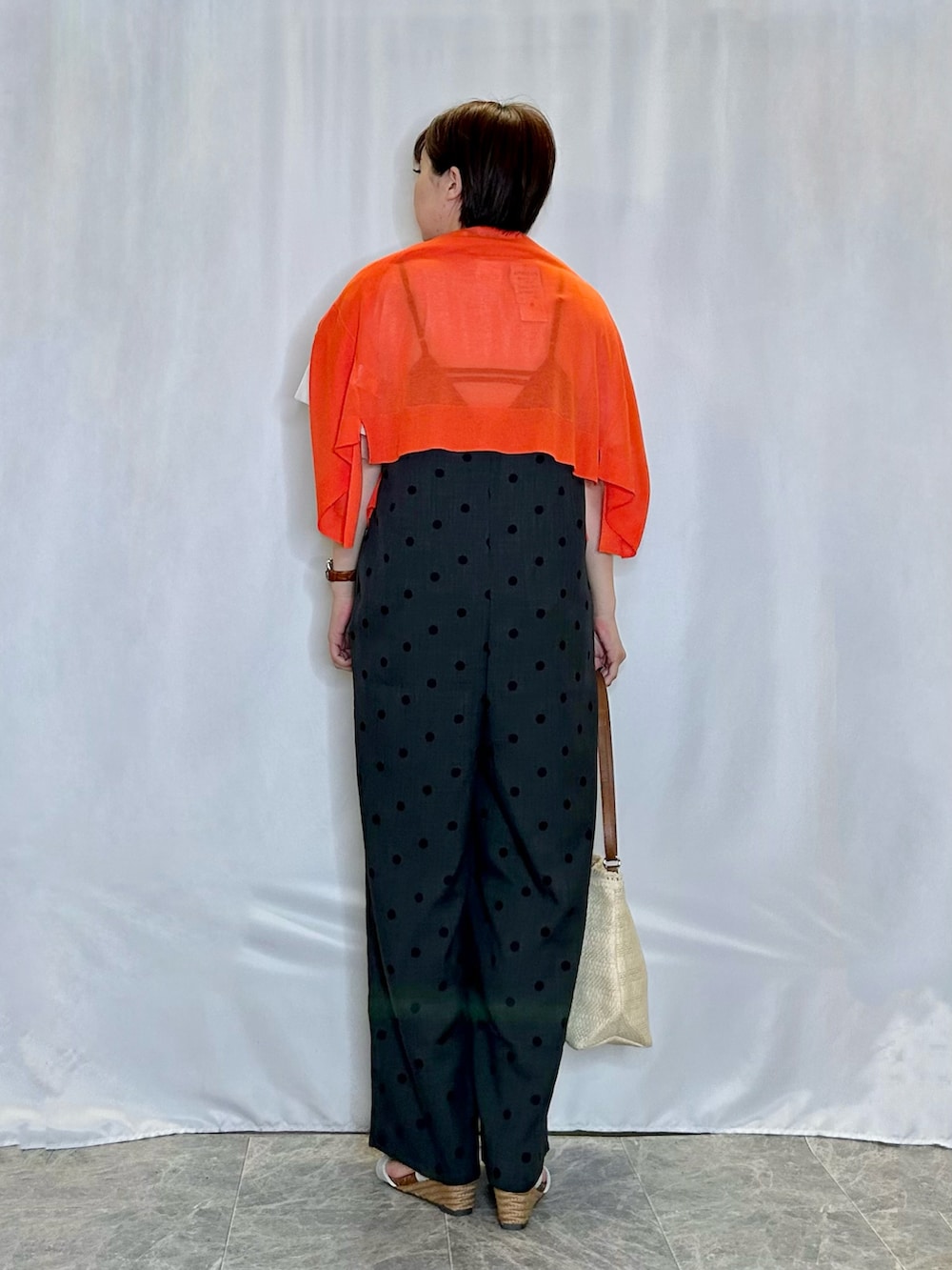 ホワイト系のTシャツ/カットソー、シルバー系のサンダル、グレー系のサロペット/オーバーオールを着用したレディースの春コーディネートの3枚目の写真