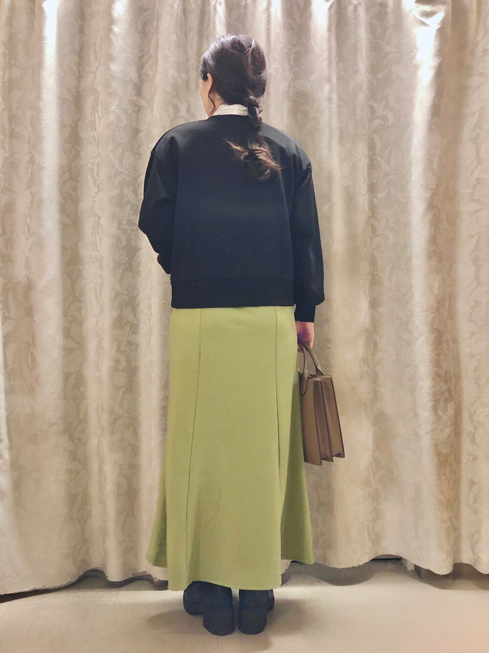 ホワイト系のTシャツ/カットソー、ベージュ系のショルダーバッグ、ブラック系のブーツを着用したレディースの秋コーディネートの3枚目の写真