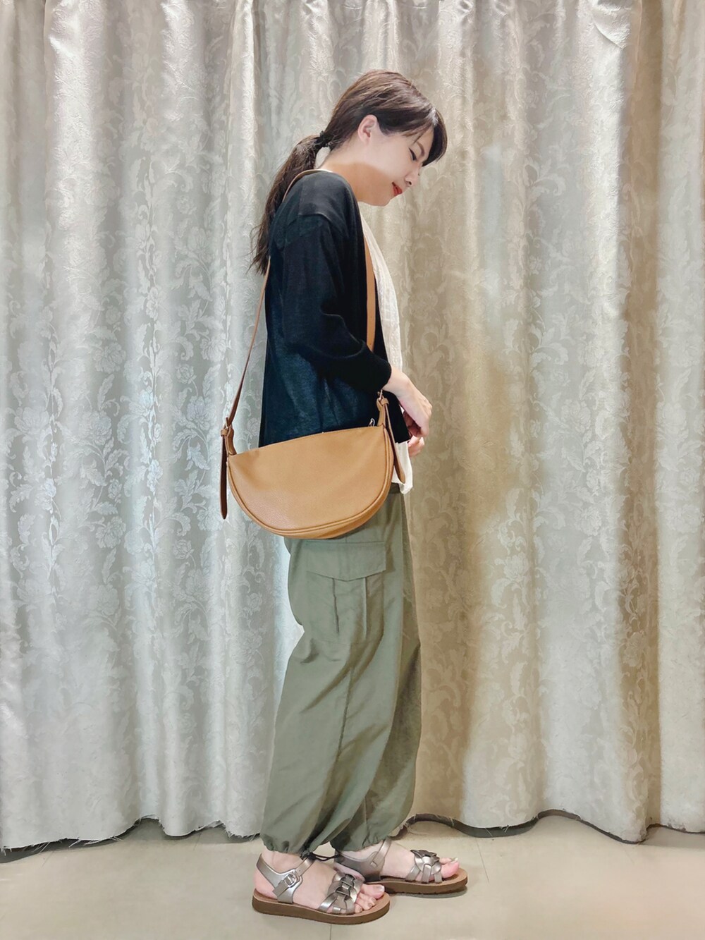 ホワイト系のシャツ/ブラウス、ブラック系のカーディガン/ボレロ、その他のサンダルを着用したレディースの夏コーディネートの2枚目の写真