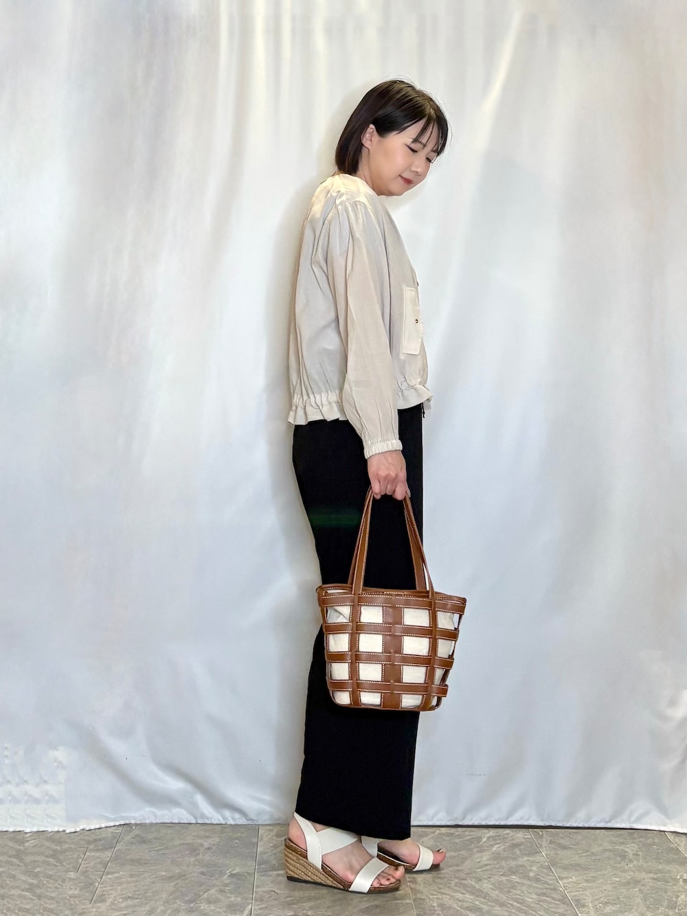 ベージュ系のブルゾン、ブルー系のTシャツ/カットソー、ブラック系のその他パンツを着用したレディースの夏コーディネートの2枚目の写真