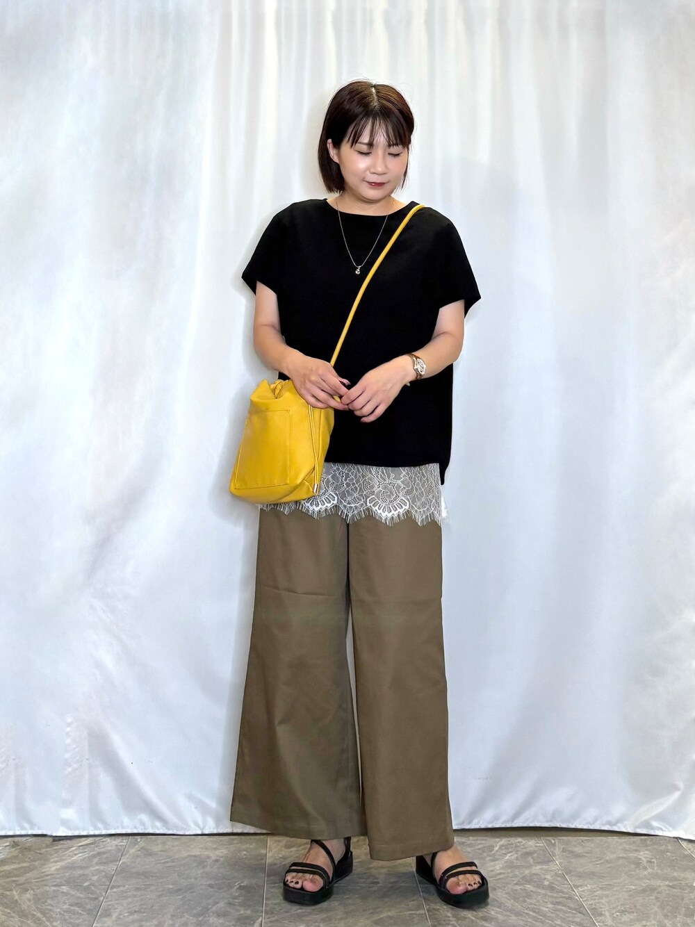ブラック系のTシャツ/カットソー、ホワイト系のタンクトップ、ベージュ系のその他パンツを着用したレディースの夏コーディネートの2枚目の写真