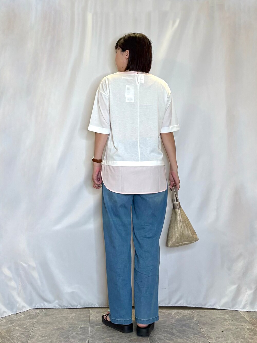ホワイト系のTシャツ/カットソー、ブルー系のその他パンツ、ブラック系のサンダルを着用したレディースの夏コーディネートの4枚目の写真