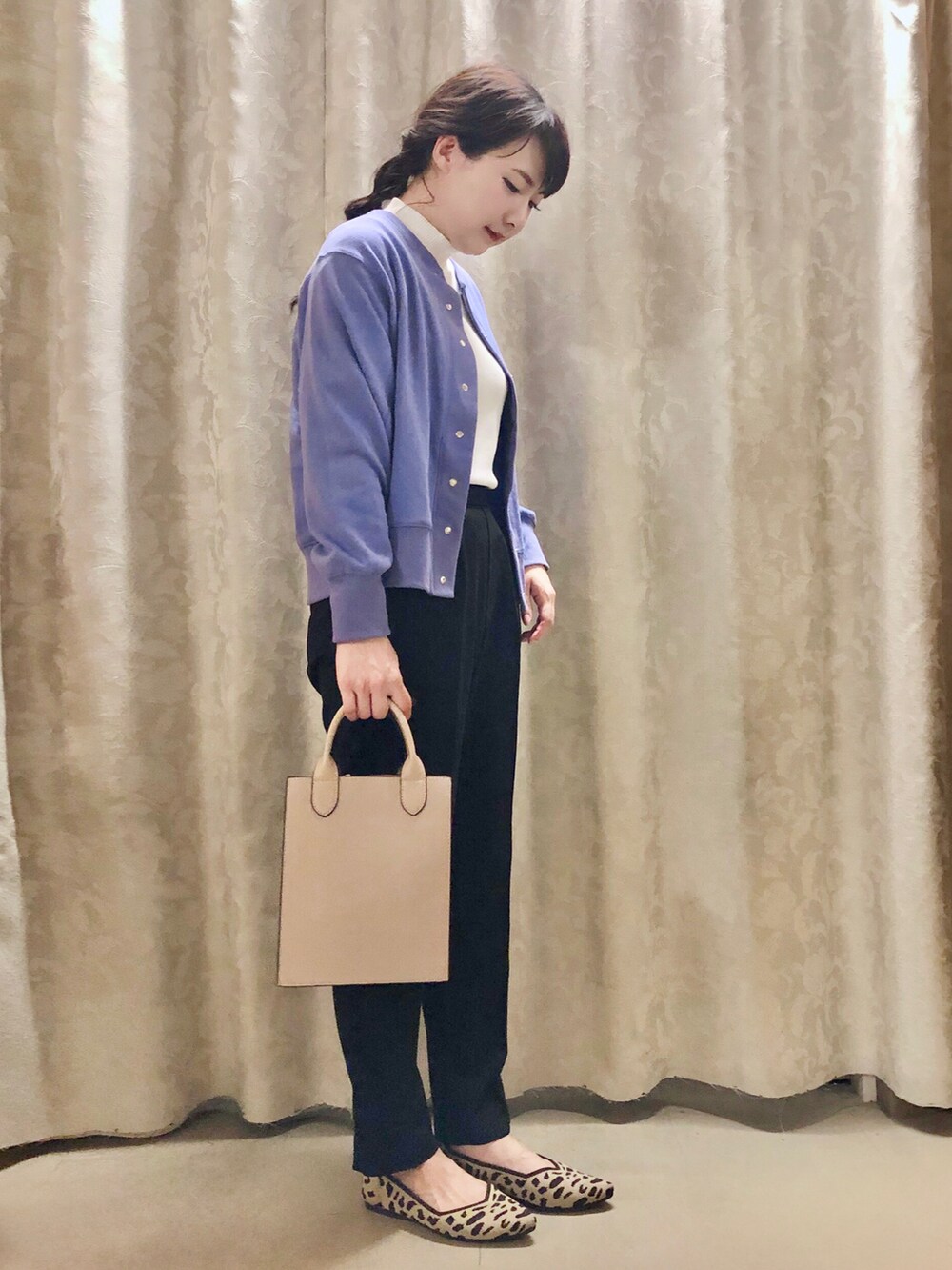 ホワイト系のTシャツ/カットソー、グレー系のショルダーバッグ、ブラウン系のパンプスを着用したレディースの秋コーディネートの2枚目の写真