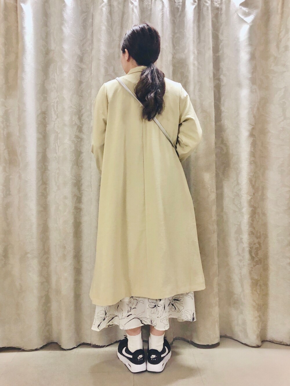 「イエロー、ナイキ、ナイキスニーカー、きれいめカジュアル、春、春色、春コーデ、花柄ワンピース、こなれ感、シューラルー」｜「DRESKIPのフラワー線画柄チビフリルワンピース（ワンピース、ホワイト系）」を使った、ネリさん（レディース・162cm）の冬コーディネートの3枚目の写真