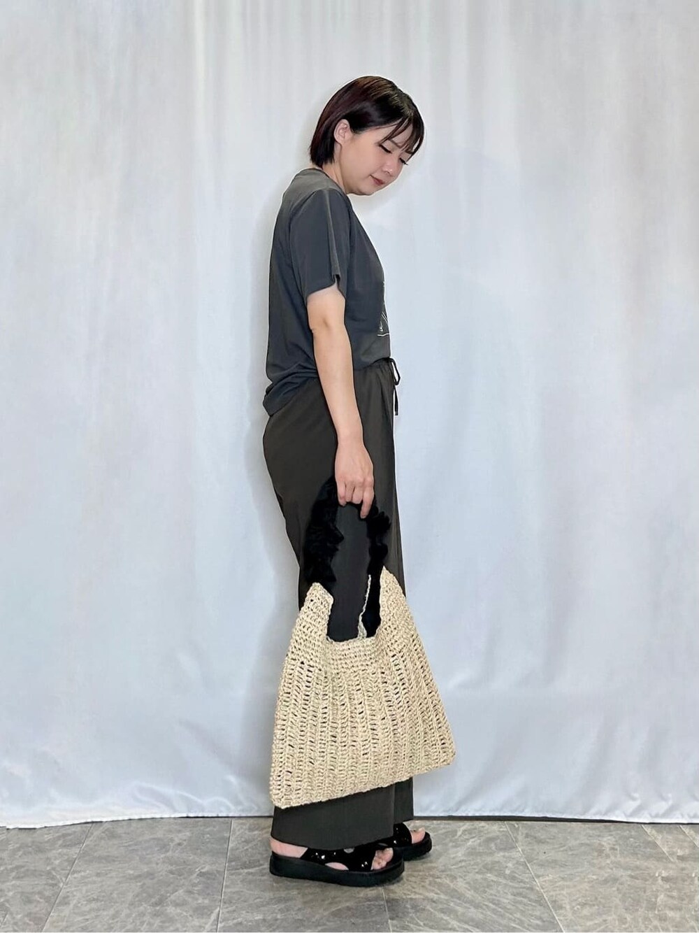 グレー系のTシャツ/カットソー、ブラウン系のその他パンツ、ブラック系のサンダルを着用したレディースの夏コーディネートの2枚目の写真