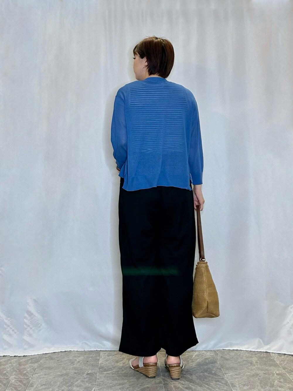 ブラック系のその他パンツ、シルバー系のサンダル、ベージュ系のショルダーバッグを着用したレディースの春コーディネートの3枚目の写真