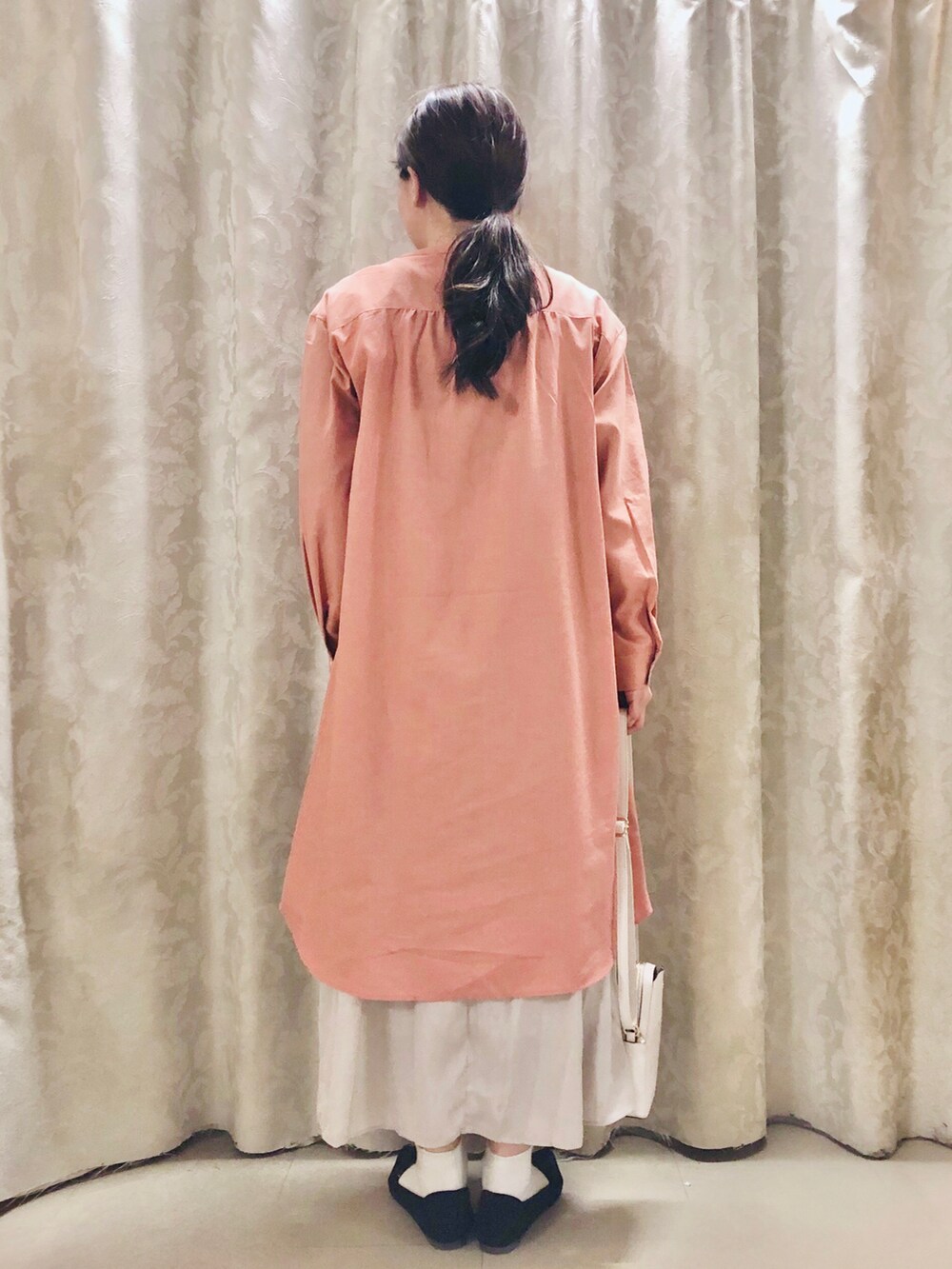 ピンク系のワンピース、ホワイト系のショルダーバッグ、ブラック系のパンプスを着用したレディースの春コーディネートの3枚目の写真