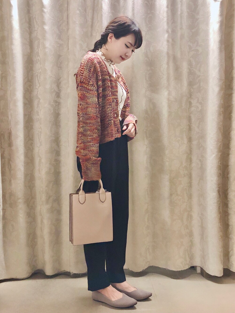 ホワイト系のTシャツ/カットソー、ベージュ系のパンプス、ブラック系のその他パンツを着用したレディースの秋コーディネートの2枚目の写真